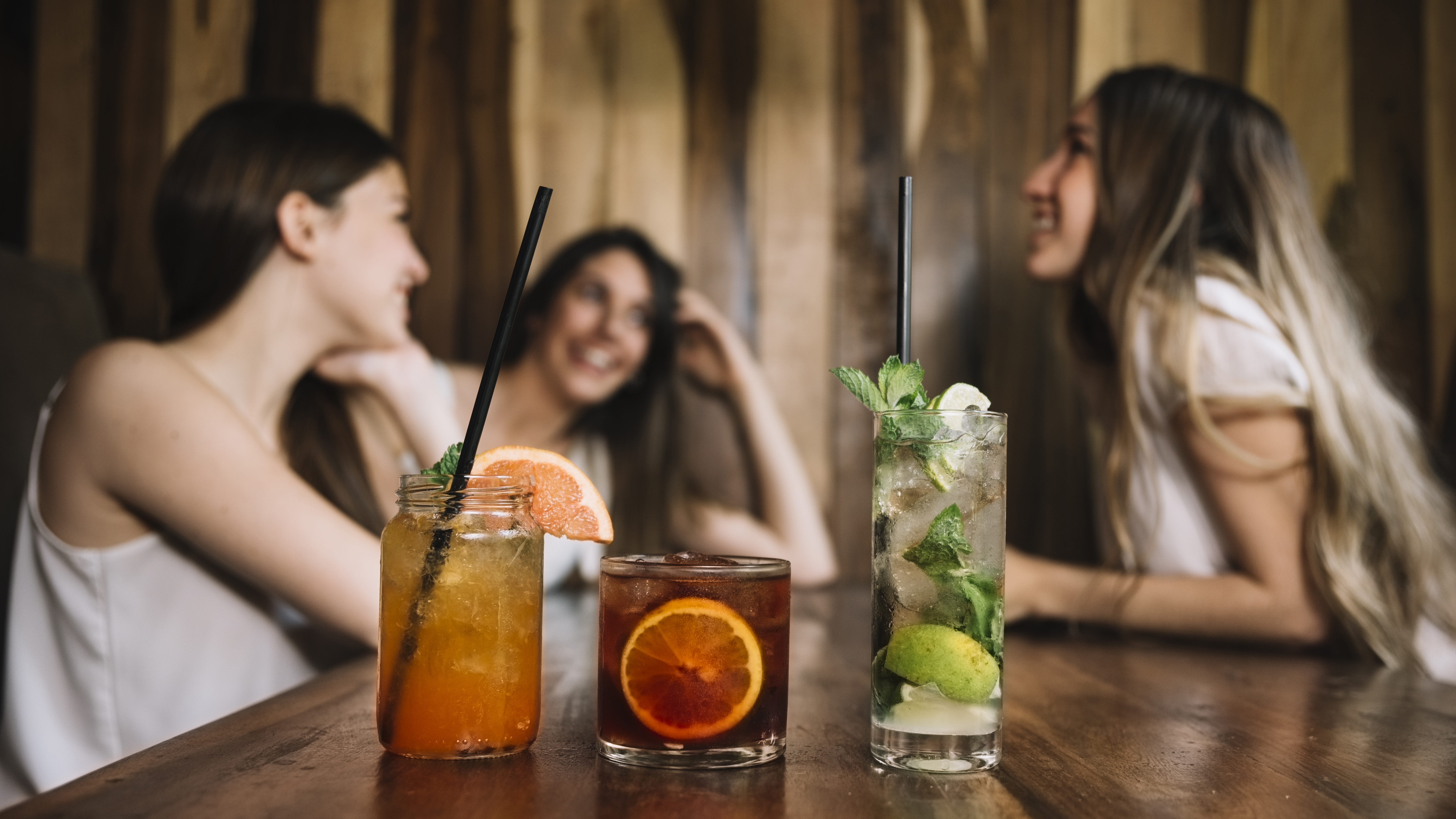 Где попить коктейль. Коктейли на барной стойке. Девушка с коктейлем. Коктейли для девушек алкогольные. Фотосессия на барной стойке.